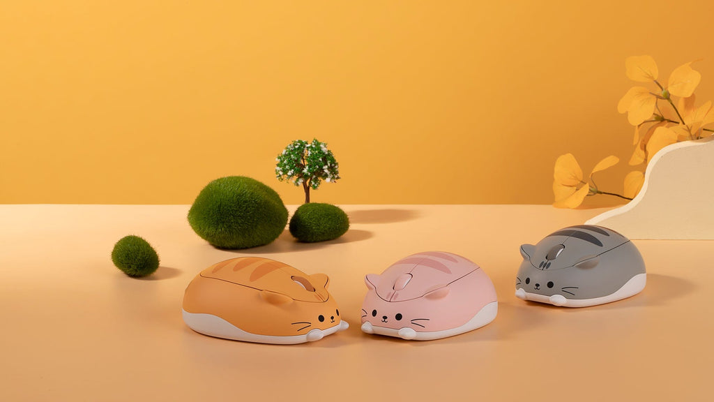 Adorable Wireless Tabby Cat Computer Mouse with Soft Carry Bag, featuring a cute tabby cat design and ergonomic shape for comfortable use.